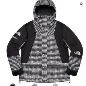 NWT Supreme ®/ The North Face® Studded Mountain Light Jacket (SS21)